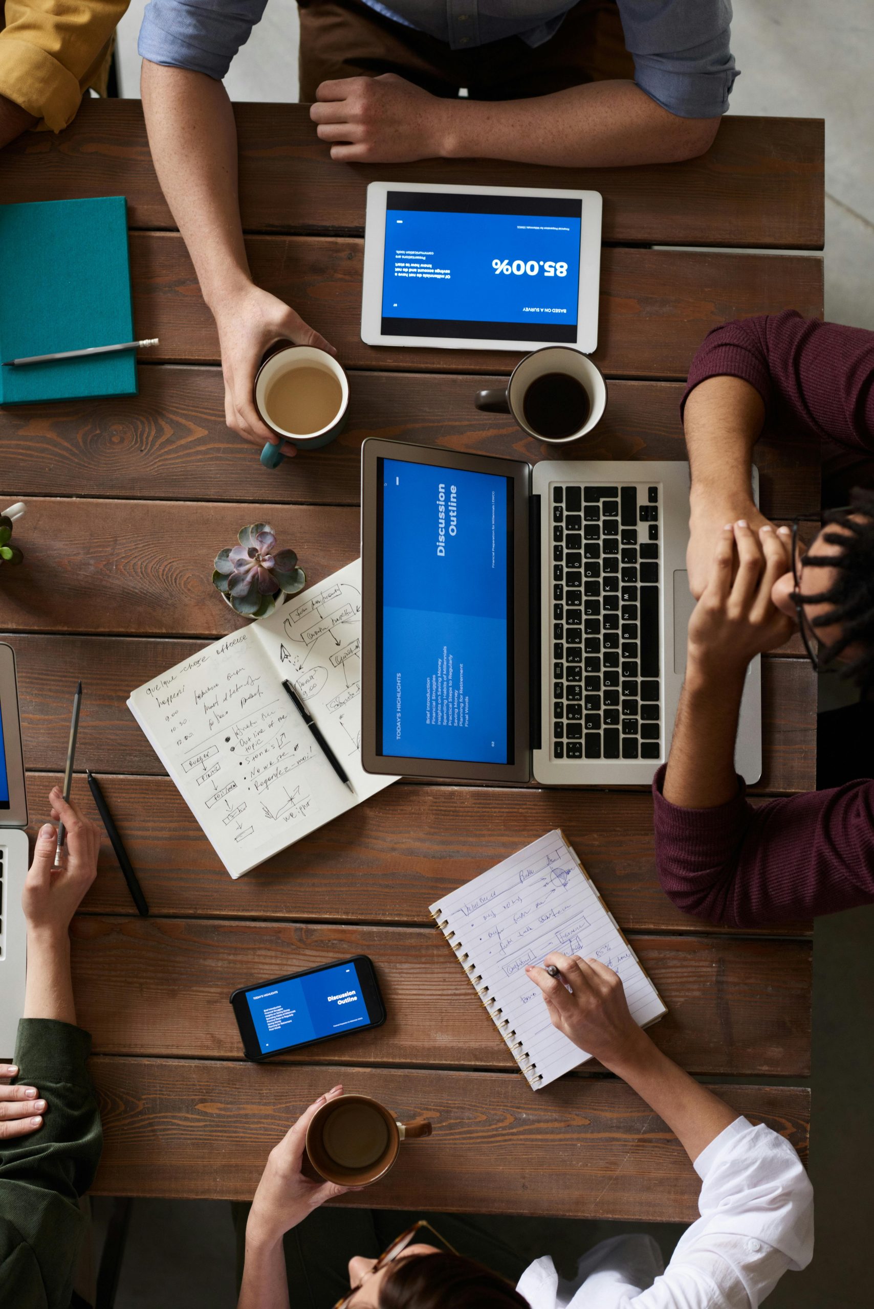 Equipo de CIMA trabajando en una reunión